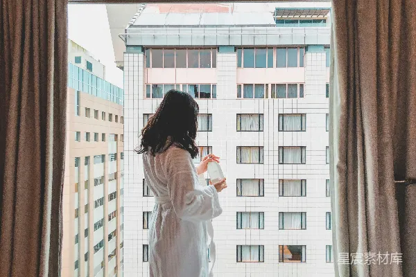 高清摄影 白上衣女子站在靠近棕褐色混凝土建筑的白天近处。