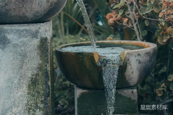 高清摄影 喷泉中流出水流