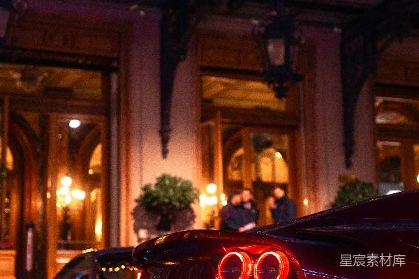 高清摄影 豪华汽车停放在一座宏伟建筑外面的夜间。