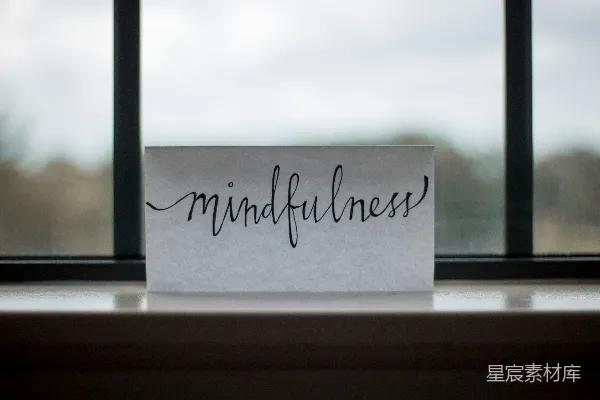 高清摄影 窗边打印的 mindful 印纸