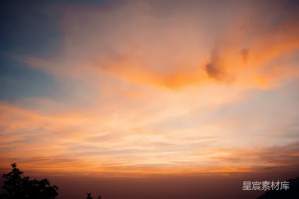 高清摄影 夕阳西下， foreground为云和树木。