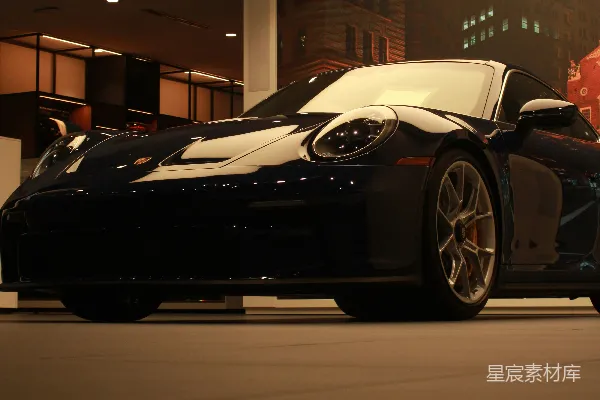 高清摄影 一辆 sleek、黑暗的 sports car 停放在室内。