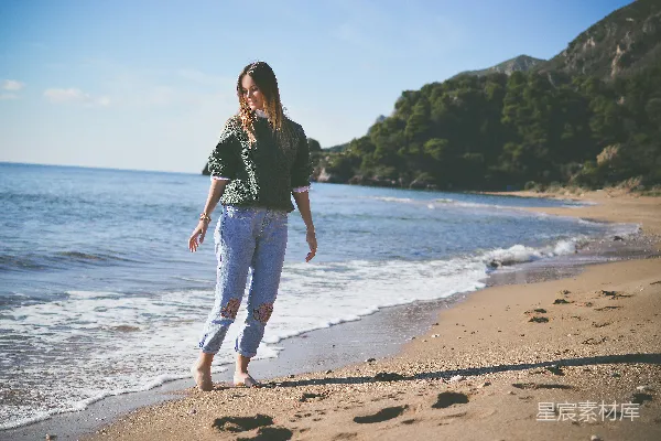高清摄影 海滩上站着的女人