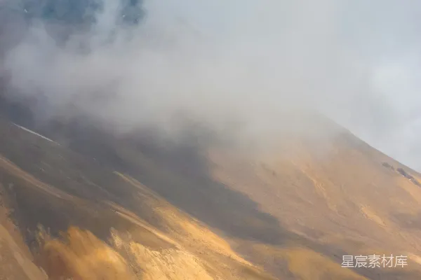 高清摄影 覆盖着棕色和黄色草的山峦