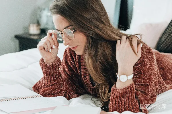 高清摄影 床上的女人在读笔记。