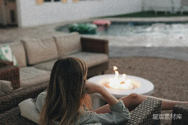 高清摄影 一个人坐在长凳上，手里拿着火。