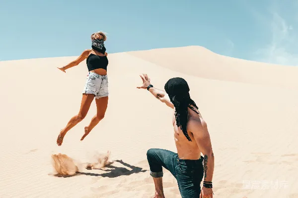 高清摄影 穿着蓝jeans的男人正在看正跳的女人