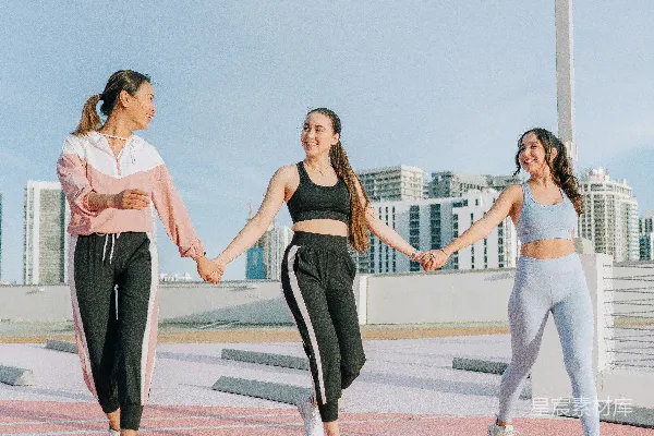 高清摄影 一群人在一个女人旁边站著