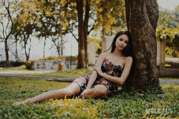 高清摄影 白天妇女倚树而立