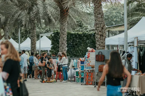 高清摄影 一群人在市场中闲逛