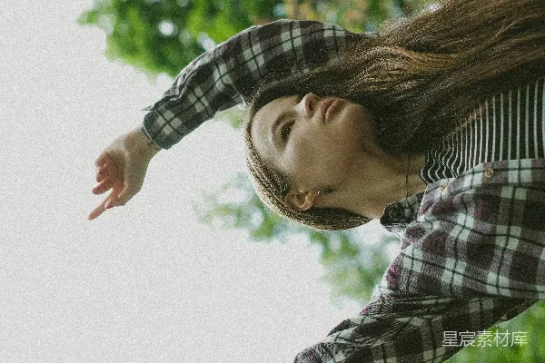 高清摄影 一个穿格子衫的女人在空中飞翔