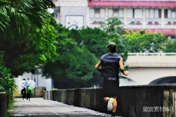 高清摄影 城市公园里一个人在湿地上跑步。