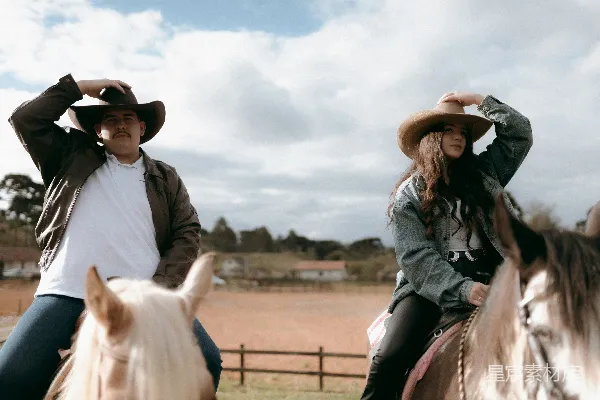 高清摄影 两名戴着 cowboy 帽子的人骑马