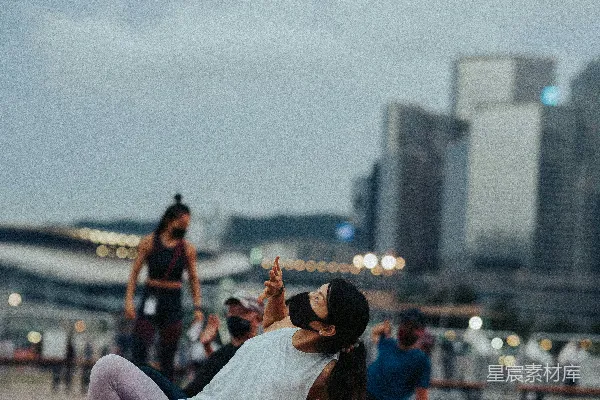 高清摄影 一个女人躺在地上用手机拍照。