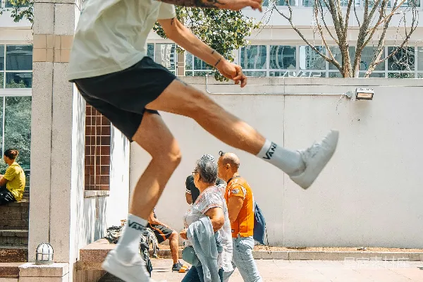 高清摄影 白衬衫男人穿着蓝牛仔裤在空中跳跃