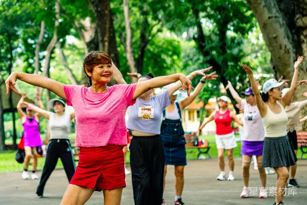 高清摄影 一群妇女在公园里一起锻炼。
