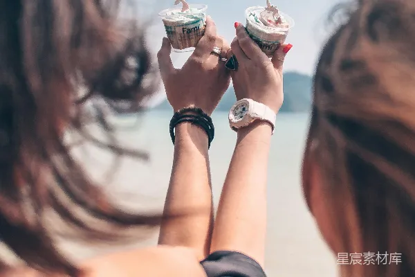 高清摄影 浅焦点人像拿着纸杯蛋糕