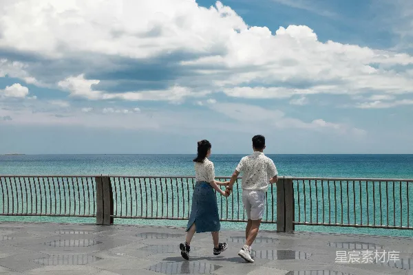 高清摄影 夫妻手牵手走在海边