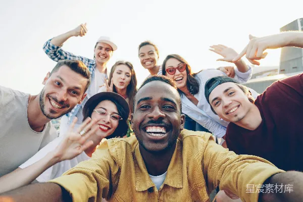 高清摄影 一群 diversity 的朋友笑容满面地自拍。