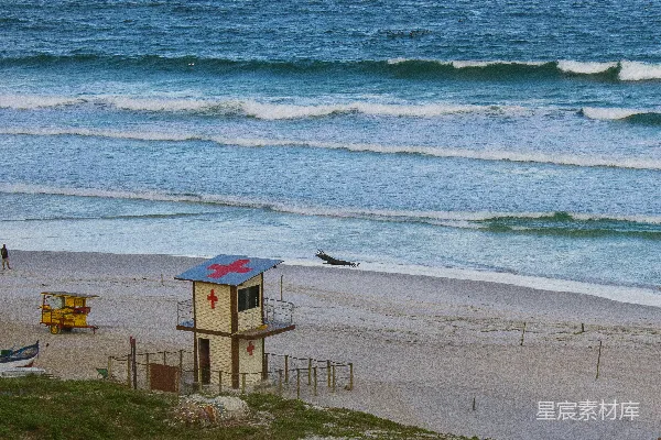 高清摄影 海滩旁海边的一座救生塔