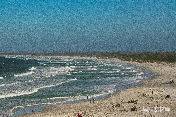 高清摄影 一片细软的沙滩，海浪一波波涌向岸边。
