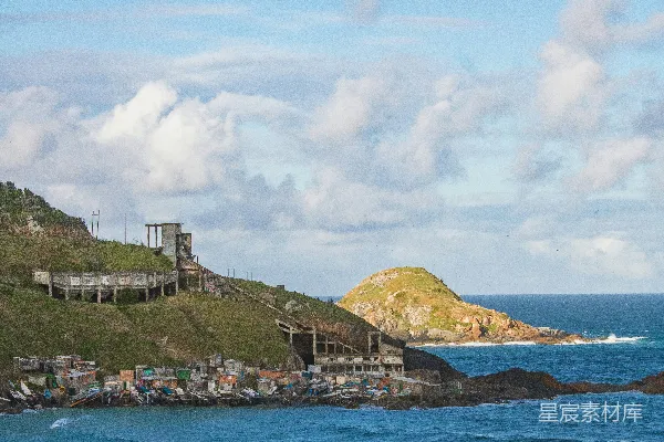 高清摄影 远处有一片海滩，背景中有座山丘。