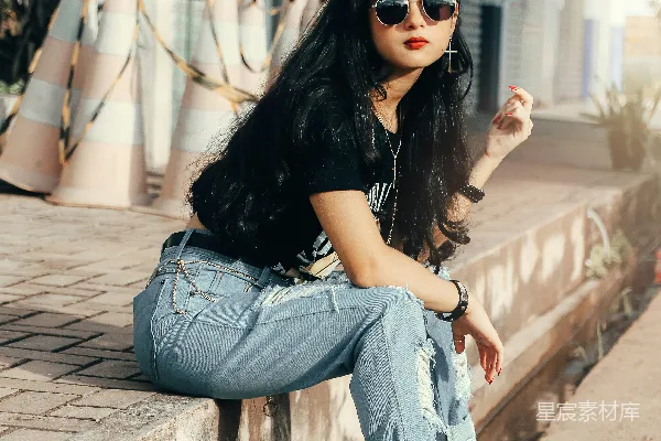 高清摄影 一个女人坐在门槛上，双腿交叉。