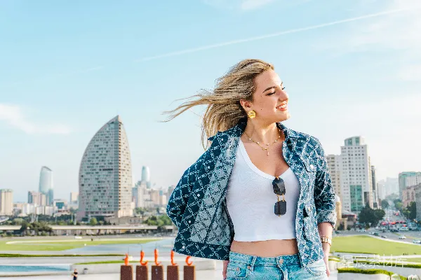 高清摄影 一位女性站在城市 skyline 前