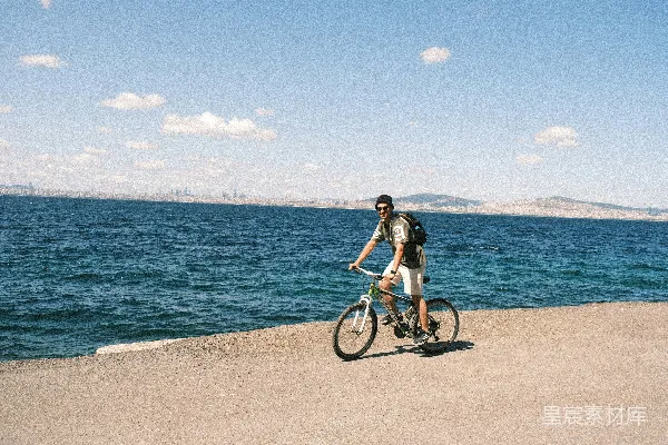 高清摄影 海边骑自行车的人