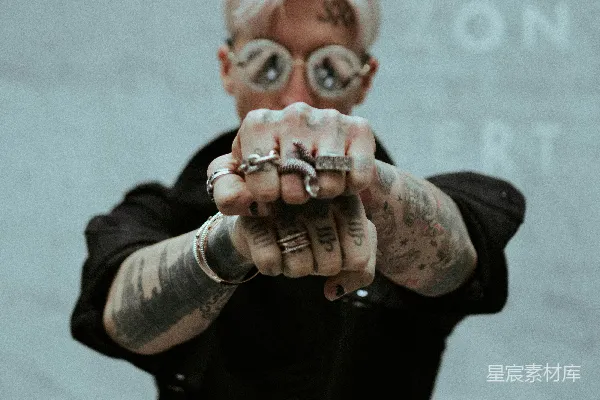 高清摄影 黑衣男子手持棕色木制面具