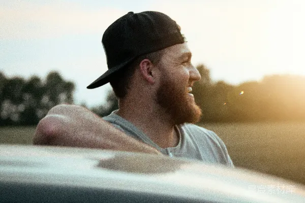 高清摄影 一个留着胡子的男人戴着一顶黑色帽子
