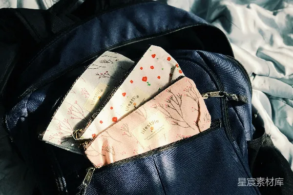 高清摄影 三个白色塑料袋在黑色皮包中