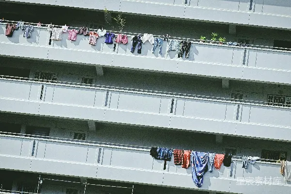 高清摄影 白建筑里的人在白天