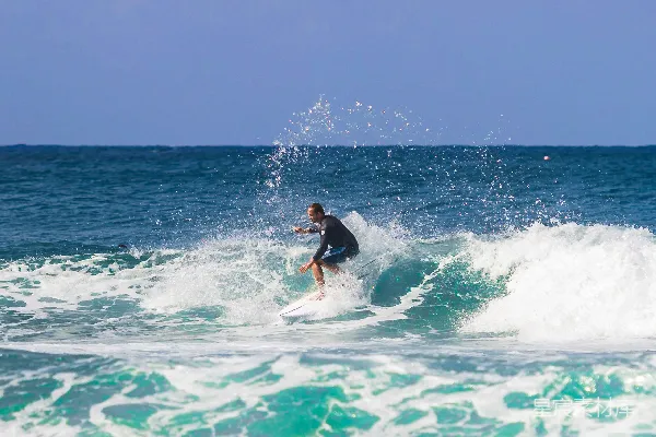 高清摄影 一个男子骑在冲浪板上 surfing于波浪之上