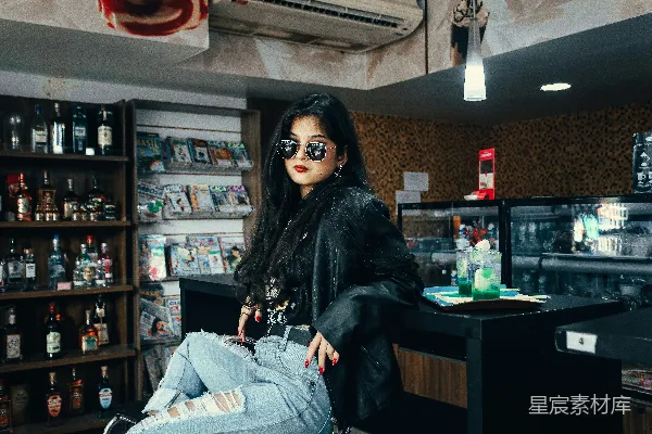 高清摄影 一个女人坐在商店里的椅子上。