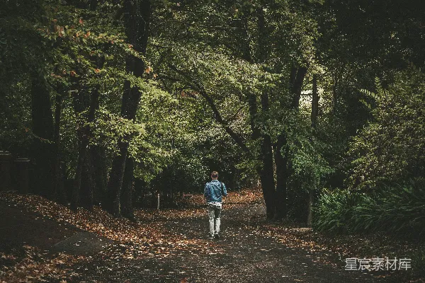 高清摄影 穿着蓝色夹克的男人在步行中