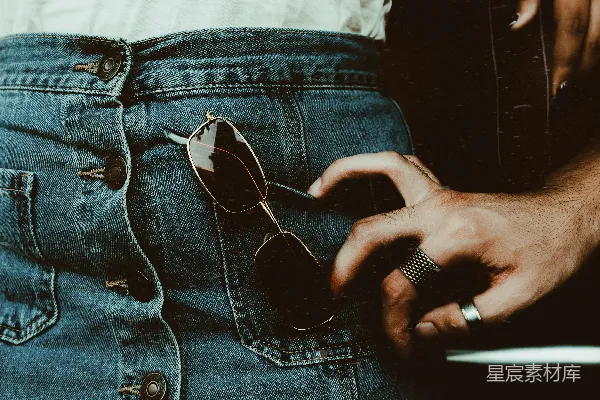 高清摄影 穿着蓝 denim 衬衫裙的人伸手触摸，戴着太阳镜