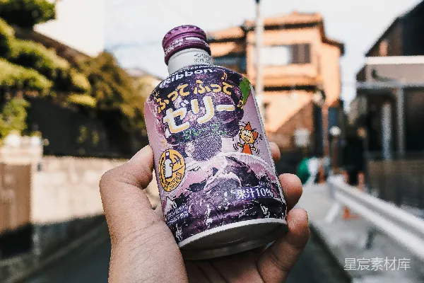 高清摄影 拿着瓶子的人