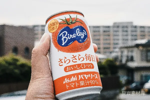 高清摄影 手持罐的人