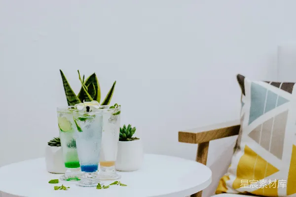 高清摄影 桌上的酒杯