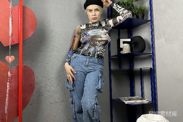 高清摄影 一个女人站在一个有植物的架子旁边