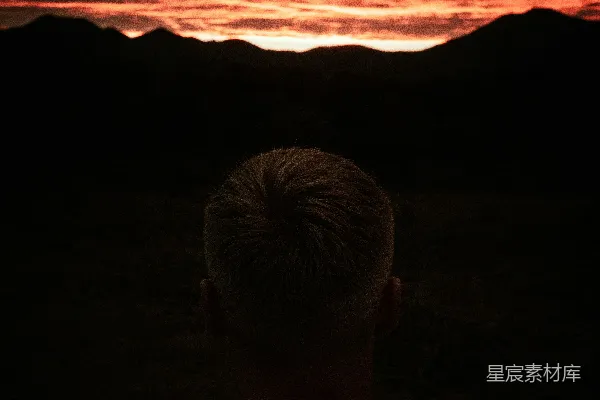 高清摄影 白衬衫男子凝视着日落