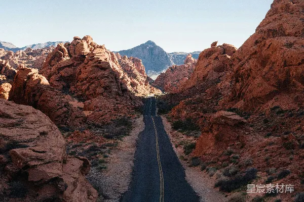 高清摄影 石头之间的沥青道路