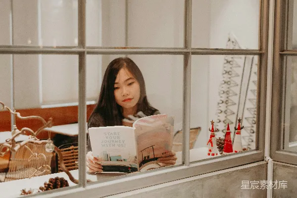 高清摄影 窗边 woman 正在阅读一本书。