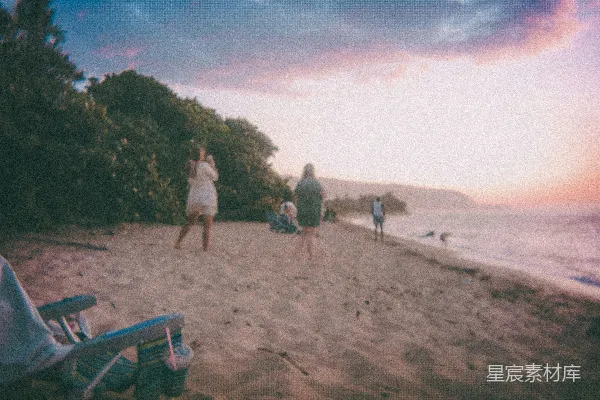 高清摄影 海边的人在日落时分。