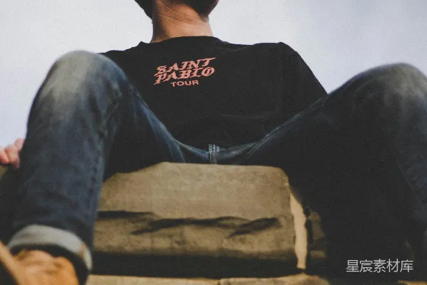 高清摄影 灰面上坐着一个人