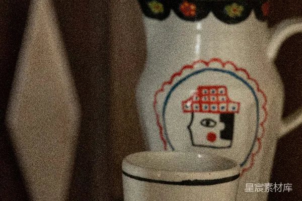 高清摄影 架子上两只杯子的特写