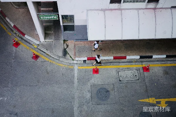 高清摄影 一个停车 garage 的俯视图，一个人在人行道上行走。