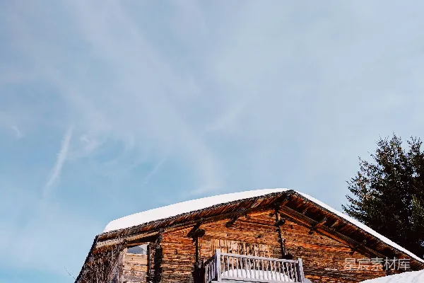 高清摄影 雪地里的木屋是棕色的