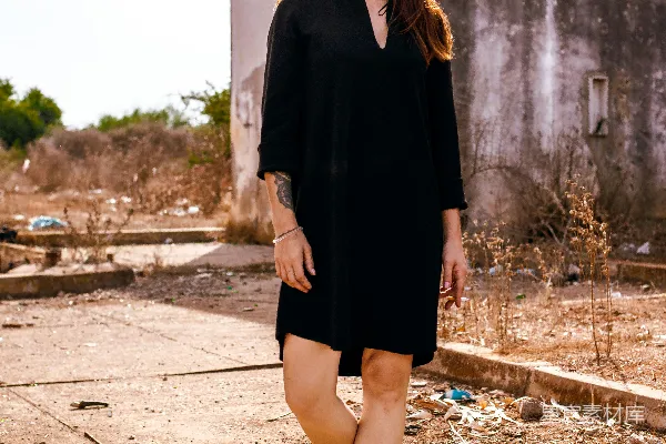 高清摄影 黑色连衣裙的女人站在外面。